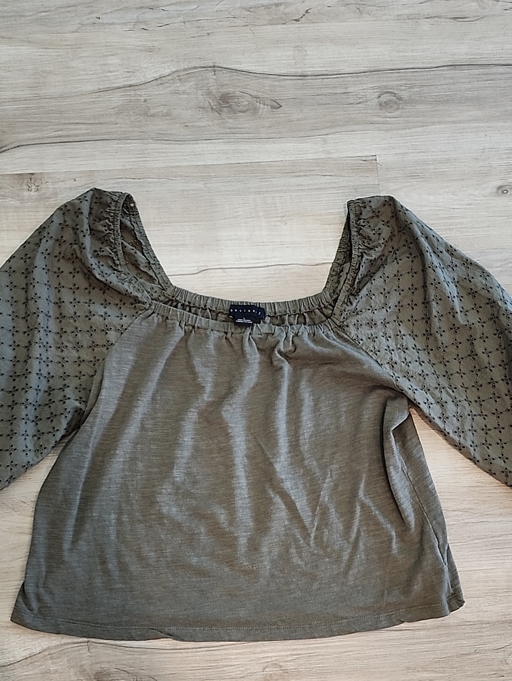 Sanctuary Olive Green Women's Peasant Blouse with Eyelet Sleeves Large